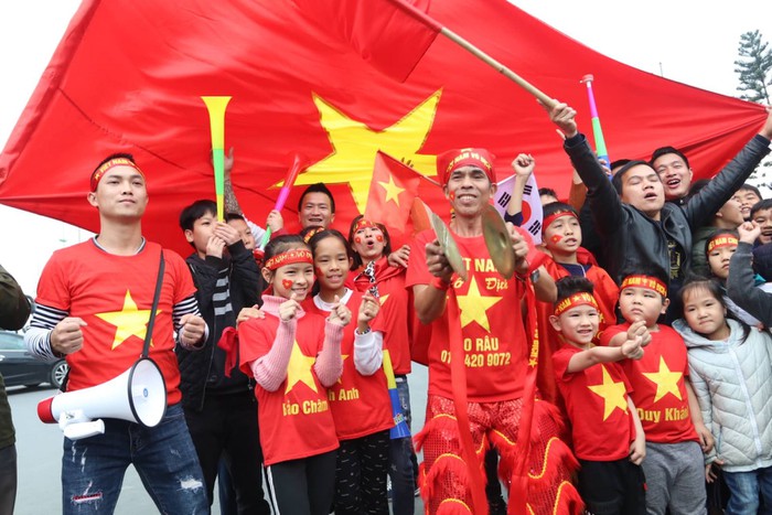 Từ trưa hôm nay (25/1), hàng trăm CĐV đã có mặt phía ngoài Sân bay Nội Bài để chờ đón ĐT Việt Nam về nước.