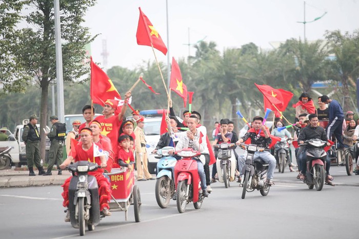 Không khí đón đội tuyển bóng đá nam vô cùng sôi động trên các ngả đường.