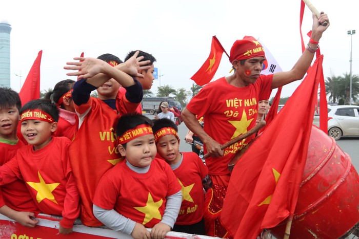 Các em nhỏ trong niềm hân hoan đón chào các cầu thủ.