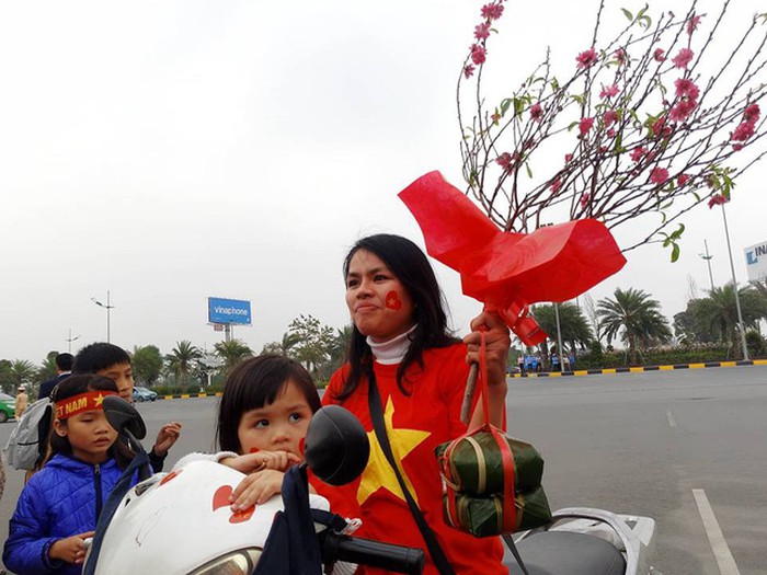 Hai mẹ con CĐV đã vượt hơn 50km mang theo bánh chưng, hoa đào đến sân bay Nội Bài đón các cầu thủ.