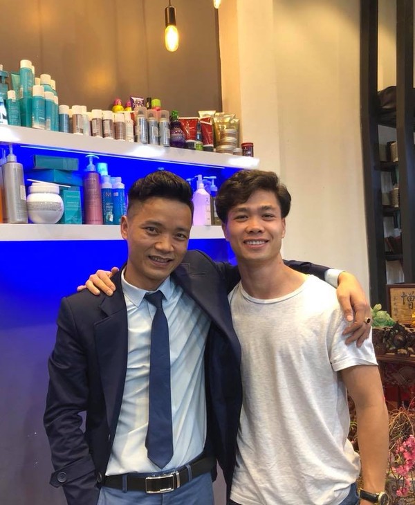 Công Phượng có vẻ rất hài lòng với kiểu tóc mới.