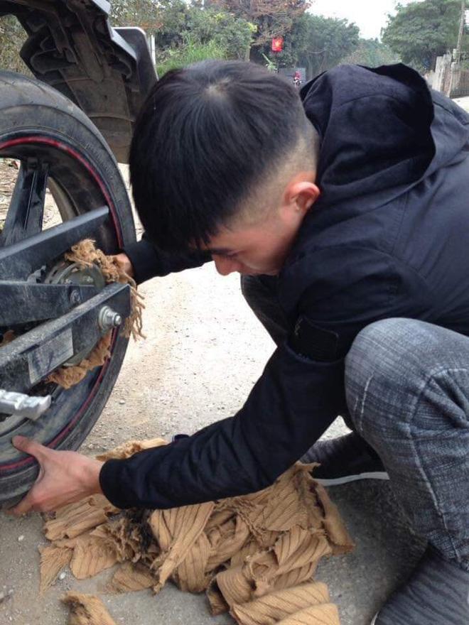 Chiếc khăn quàng ngay sau đó đã bị cuốn vào bánh xe rách tan nát.