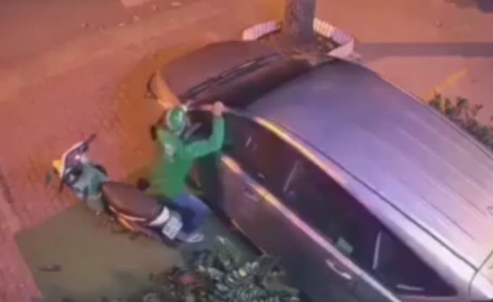 Thanh niên bẻ trộm gương ô tô giữa đường.
