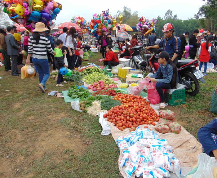 Các loại rau, củ được người dân mang đến phiên chợ bán.