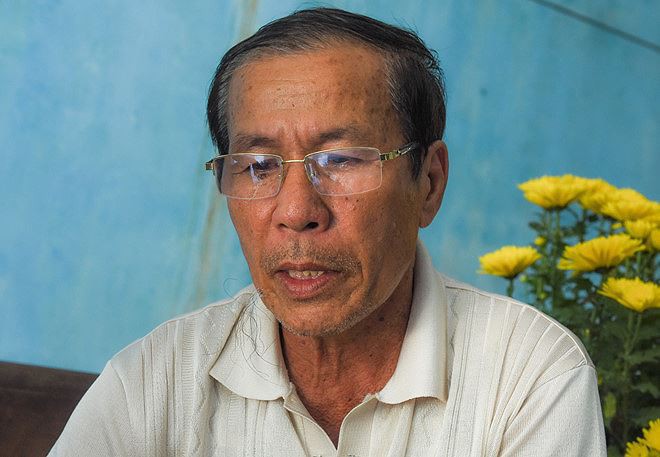 Ông Võ Duy Linh rất lo lắng cho con trai sau vụ việc bị tạt axit. Ảnh: Tiền phong