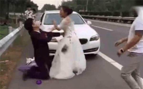 Cô dâu xuống xe giữa đường vì phát hiện nhà trai thách cưới bằng tiền giả.
