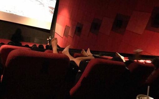Nhóm người vô tư gác chân lên ghế khi đang xem phim trong rạp.