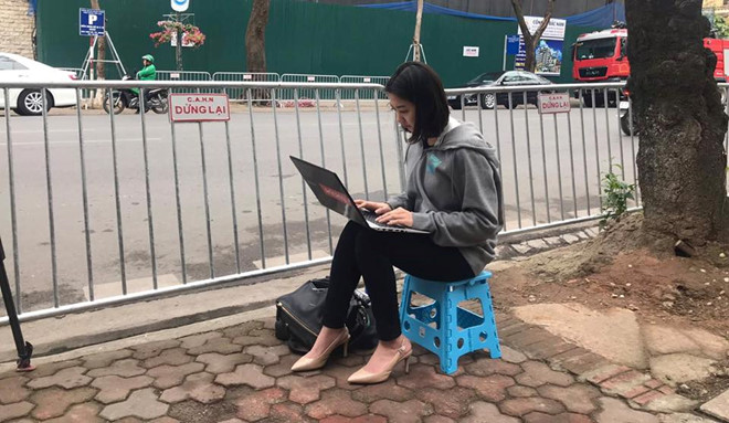 Hình ảnh nữ phóng viên Hàn Quốc tác nghiệp trên vỉa hè Hà Nội. Ảnh: Việt Hoàng.