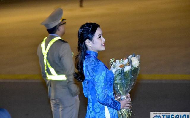 Phương Linh là cô gái được chọn tặng hoa cho Tổng thống.