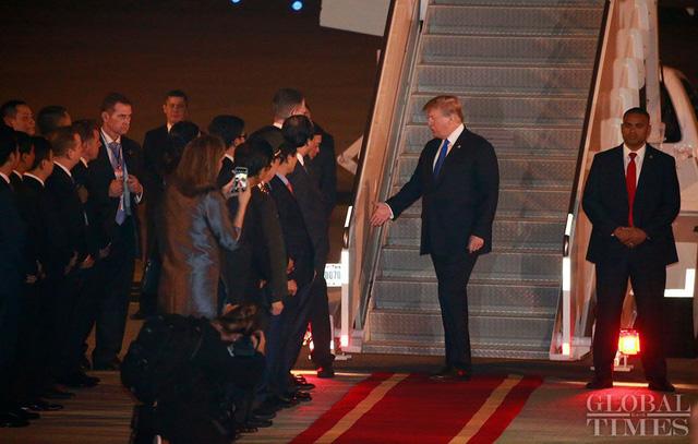 Tổng Thống Mỹ Donald Trump đến Việt Nam vào tối 26/2.