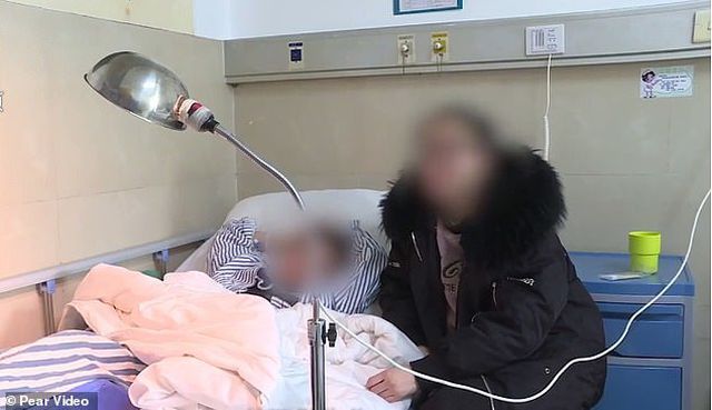 Cậu bé được đưa vào bệnh viện sau khi bị bố đâm vào chân.