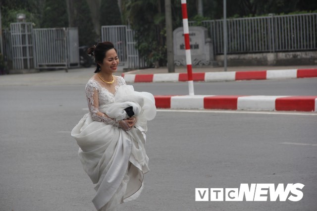 Cô dâu phải ôm váy chạy bộ để kịp giờ làm lễ. Ảnh VTCNews.