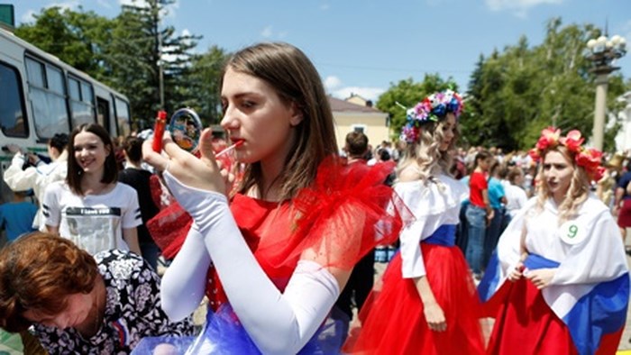 Thiếu nữ Nga rộn ràng chuẩn bị cho World Cup 2018