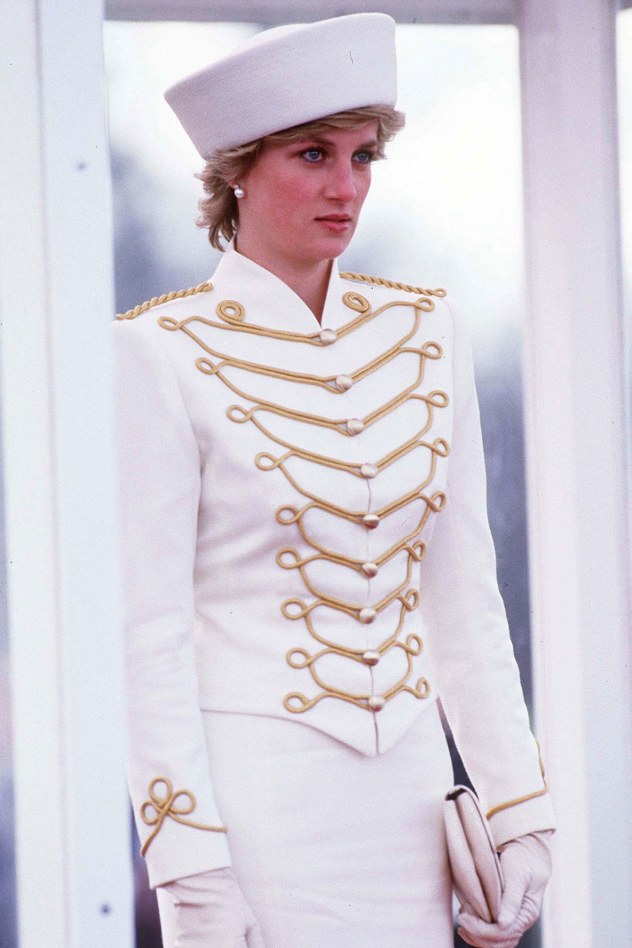 Bộ quân phục với hai màu chủ đạo là trắng và vàng tạo cho bà vẻ ngoài nghiêm trang nhưng vẫn đẹp hoàn hảo.