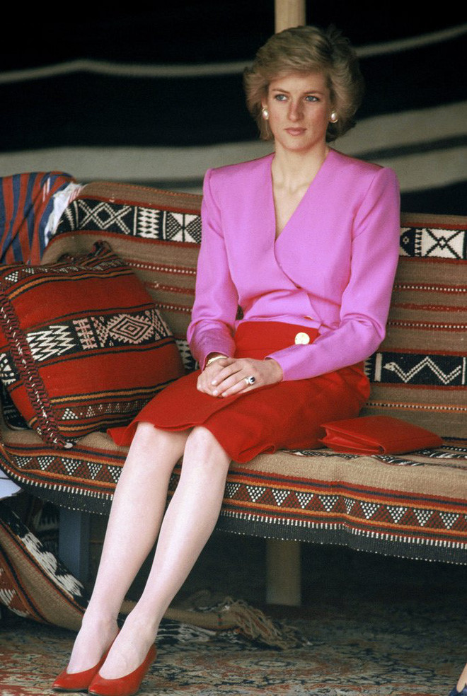 Hai gam màu đỏ, hồng được Công nương Diana kết hợp rất tinh tế, nền nã từ chiếc váy cho đến phụ kiện khi bà tới Kuwait năm 1989.