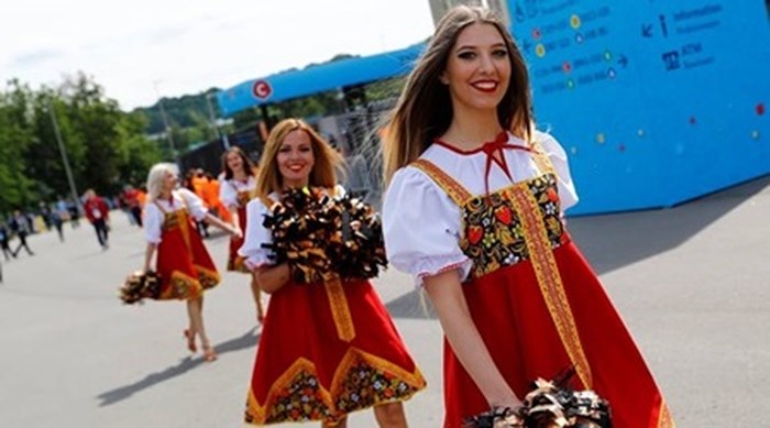 Các tình nguyện viên xinh đẹp trong trang phục truyền thống Nga đang làm nhiệm vụ đón khách và hướng dẫn khách tại các cửa của sân vận động Luzhniki.