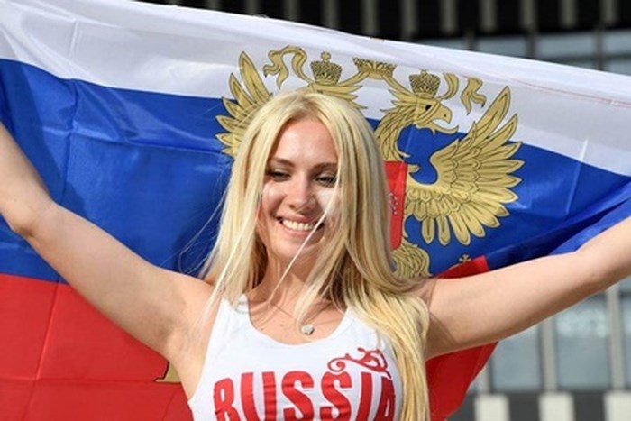 Cô gái tự hào giơ cao quốc Kỳ Nga