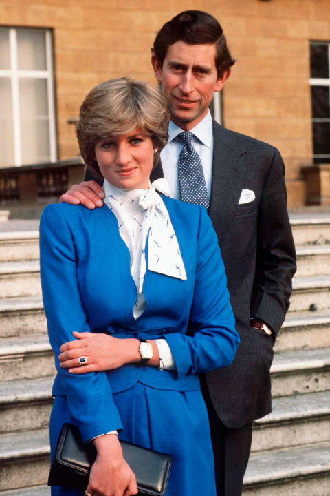 Bộ vest màu xanh sapphire tiệp màu với nhẫn đính hôn cùng với khuôn mặt trang điểm nhẹ nhàng, Công nương Diana Spencer trông thật quí phái.