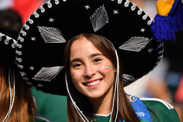 Các nữ CĐV của Mexico có mặt trên sân rất đông. Ống kính máy ảnh không ngừng ghi lại khoảnh khắc xinh đẹp của các fan nữ đến từ Trung Mỹ. Một nữ CĐV Mexico nở nụ cười rạng rỡ cùng chiếc mũ rộng vành truyền thống.