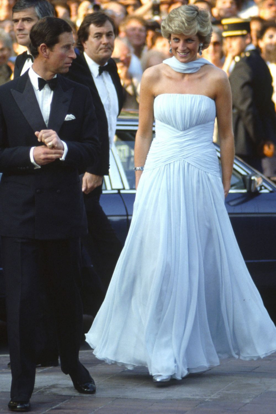 Công nương Diana đã khuấy động thảm đỏ Cannes với chiếc đầm xòe màu xanh nhạt thật thanh lịch, thướt tha.
