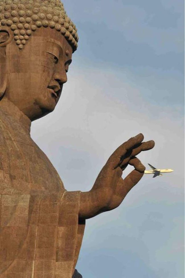 Dưới góc nhìn này, bạn sẽ thấy Đức Phật đang giữ lại chiếc máy bay.