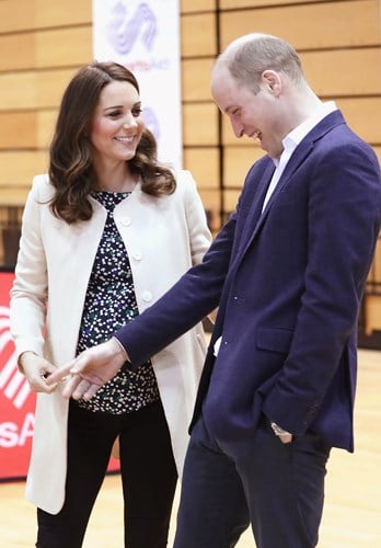 Công nương Kate Middleton và Hoàng tử William thoải mái đùa giỡn trong chuyến thăm nhà thi đấu Copperbox vào ngày 22/3 vừa qua.