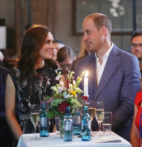 Cặp vợ chồng Hoàng gia liên tục trao nhau ánh mắt trìu mến trong một sự kiện ở Berlin vào tháng 2/2017.