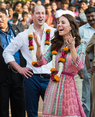Hoàng tử William hạnh phúc nhìn vợ vui đùa trong một sự kiện ở Banganga, Ấn Độ.