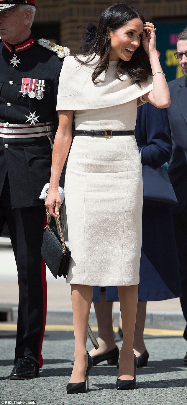 Trong lần đầu xuất hiện cùng nữ hoàng tại sự kiện ở Chesler vào tháng trước cô diện set trang phục váy, thắt lưng, túi xách của Givenchy, cùng với đó là giày Sarah Flint, khuyên tai Her Majesty với tổng giá trị hơn 302 triệu đồng.