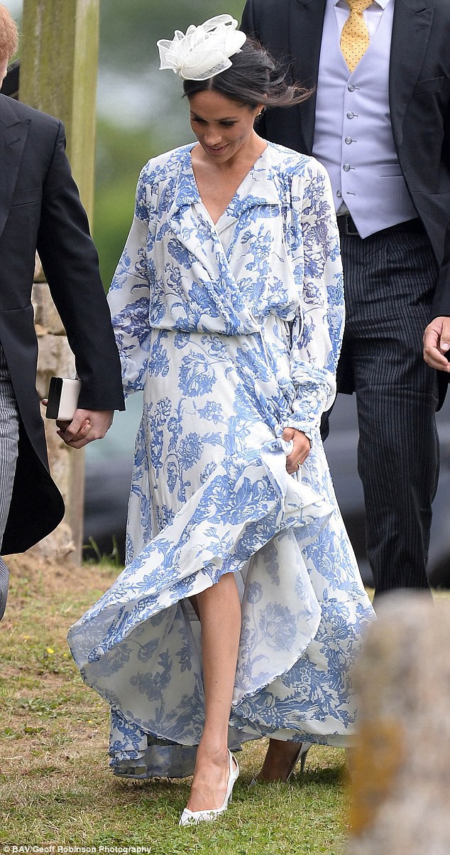 Khi dự đám cưới cùng hoàng tử Harry, cô diện váy Oscar de la Renta dress, clutch Carolina Herrera, mũ Birks, giày Aquazzura và cltuch Marks&Spencer với giá trị 187 triệu đồng.
