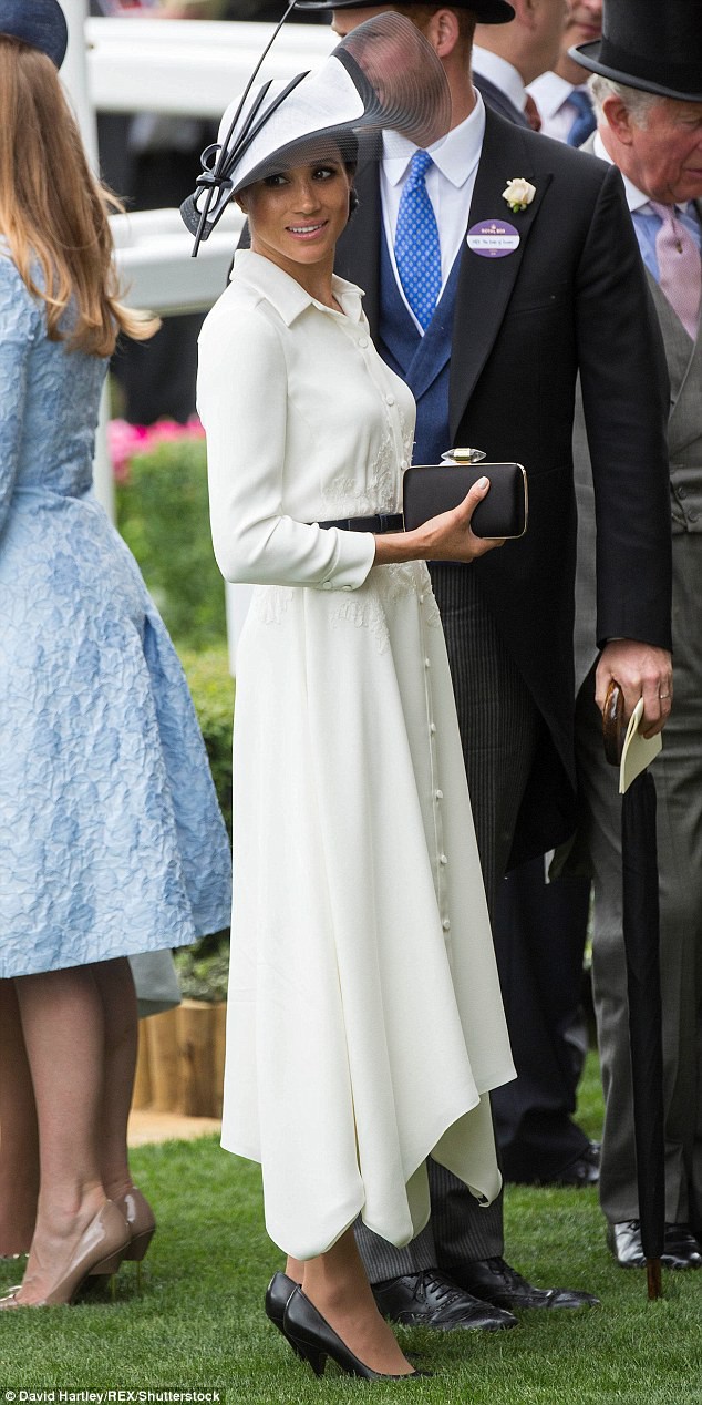 Tại lễ Royal Ascot cô diện váy, thắt lưng, clutch, giày của Givenchy và mũ Philip Treacy. Tổng giá trị set đồ khoảng 257 triệu đồng.