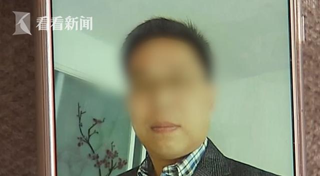 Bố của Xiaoqing đã ra tay giết chính vợ mình trước mặt con gái chỉ vì một mâu thuẫn nhỏ.