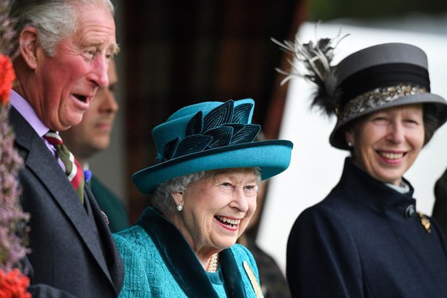 Nữ hoàng Anh cùng các thành viên hoàng gia được cho là cảm thấy thoải mái khi bà Camilla rời khỏi cung điện.