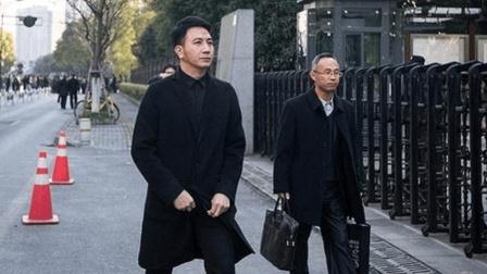 Ông Lâm Sinh Bân đến phiên tòa đòi công bằng cho vợ và 3 con nhỏ.