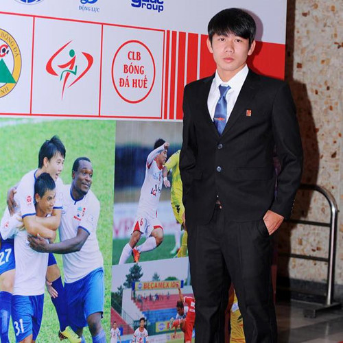 Vẻ ngoài điển trai và vóc dáng chuẩn của cầu thủ Minh Vương rất đẹp khi mặc vest.