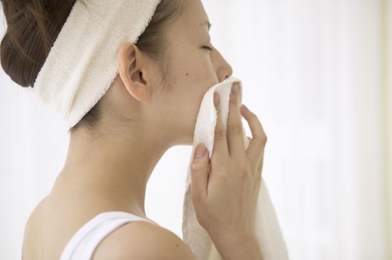 the-woman-who-wipes-the-face-which-washed-its-face-with-a-face-towel-594762694-5abd2cd018ba010037e9be86