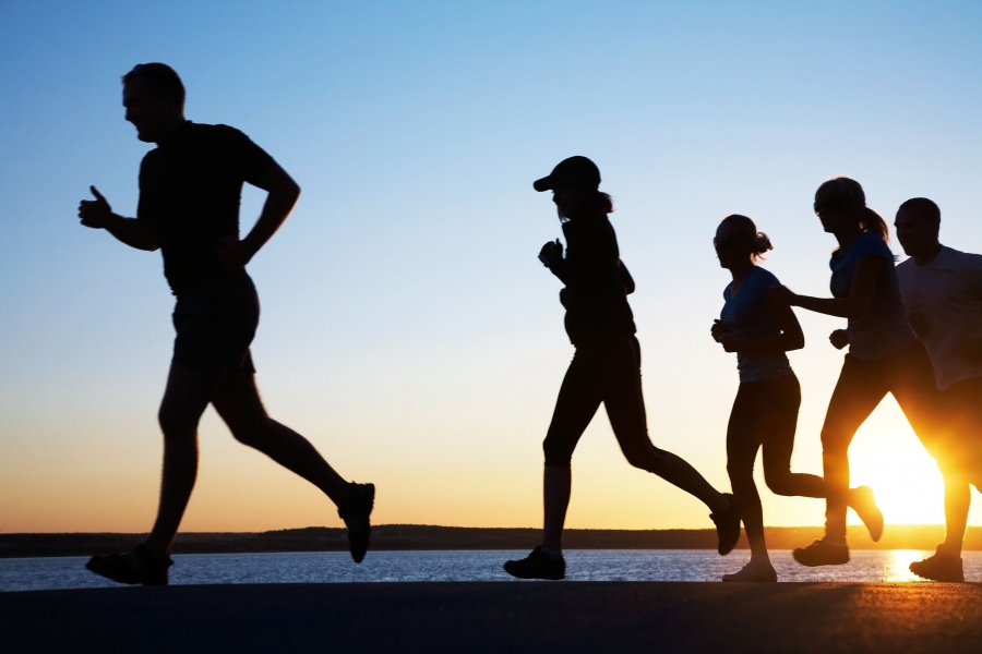 group-of-young-people-runs-at-the-beach-on-beautiful-summer-sunset