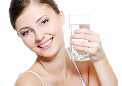 Uống một ly nước khi dạ dày trống rỗng có thể giúp bạn điều tiết đường tiêu hóa. 