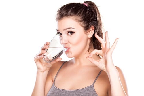 Uống nước khi đang đói, nhất là nước ấm sẽ giúp cơ thể có được những lợi ích tuyệt vời