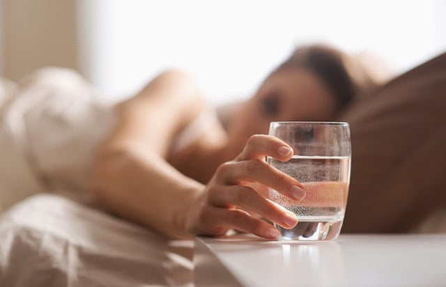 Uống 1 ly nước khi thức giấc sẽ giúp bạn ăn sáng ngon lành và dễ dàng hơn.