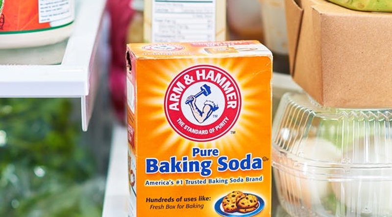 Ngoài công dụng tẩy rửa, bột baking soda còn được dùng để khử mùi khai và làm sạch vết ổ vàng do nước tiểu của trẻ gây ra