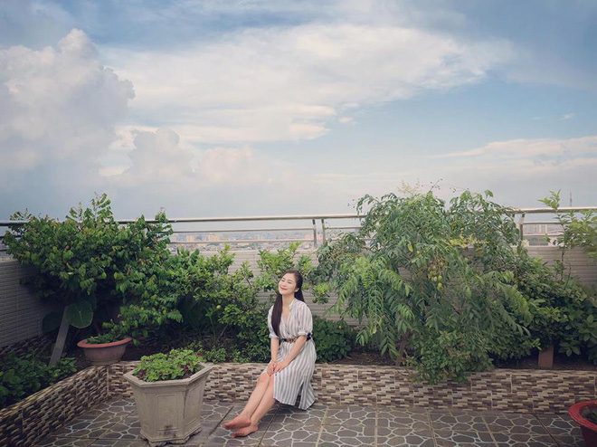 Qua những hình ảnh được đăng tải, nơi cả gia đình Hương Tràm đang sinh sống vô cùng rộng rãi. Trên tầng thượng của căn nhà là cả một vườn cây xanh mát mắt với nhiều loại cây cảnh và cây ăn quả.