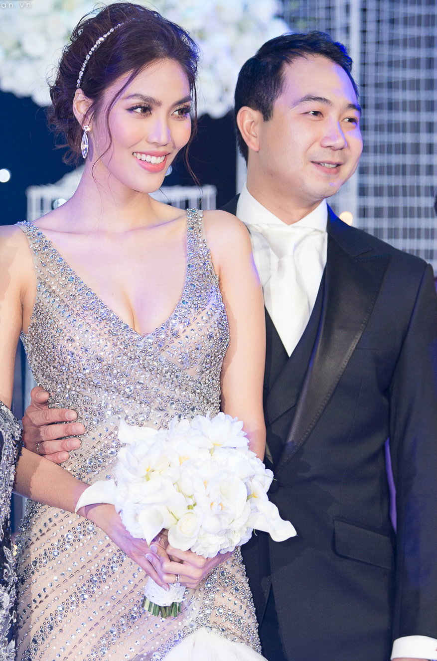 Lan Khuê cùng ông xã xuất hiện sẵn sàng đón khách mời tới dự đám cưới. Trong ngày trọng đại của cặp đôi có sự góp mặt của dàn nghệ sĩ nổi tiếng showbiz Việt.
