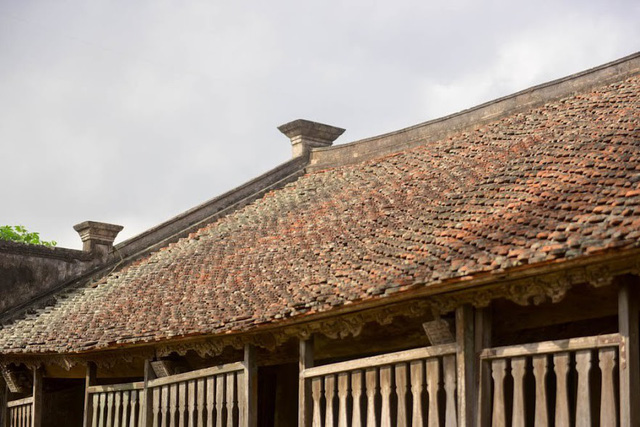 Mái nhà lợp duy nhất một loại ngói ta theo kiểu bít đốc, hai đầu bờ nóc có đấu vuông giật cấp theo đúng nhà truyền thống Bắc Bộ xưa. Ngôi nhà đã hơn 100 năm tuổi nhưng mái ngói vẫn chưa phải tu sửa, và không bị dột nát.