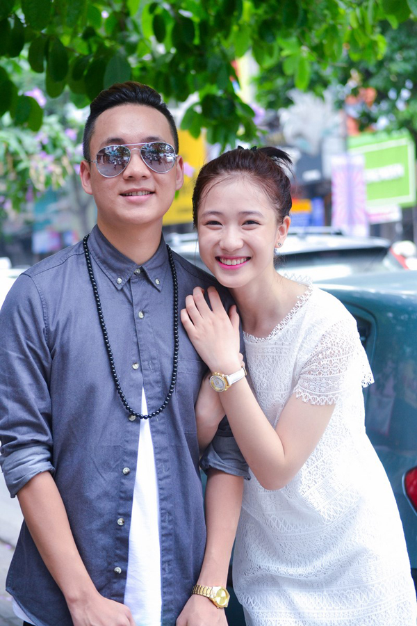 Trâm Anh (Nguyễn Trâm Anh, 23 tuổi) bắt đầu gây chú ý sau bức ảnh xinh đẹp tại lễ bế giảng trường THPT Phan Đình Phùng, Hà Nội. Không lâu sau đó, cô công khai mối tình với ca sĩ JustaTee.