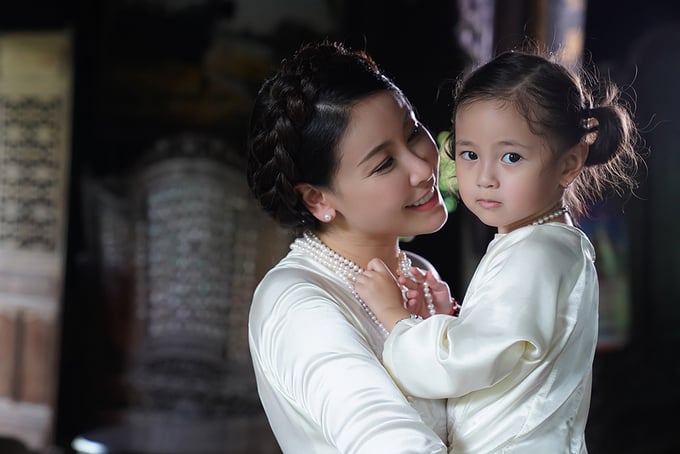 Cô bé Huỳnh Viann càng lớn càng giống mẹ