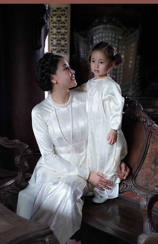 Nhân dịp ngày Gia đình Việt Nam (28/6), Hà Kiều Anh cùng con gái chụp ảnh kỷ niệm. Hai mẹ con người đẹp diện áo dài kết hợp chuỗi ngọc trai.