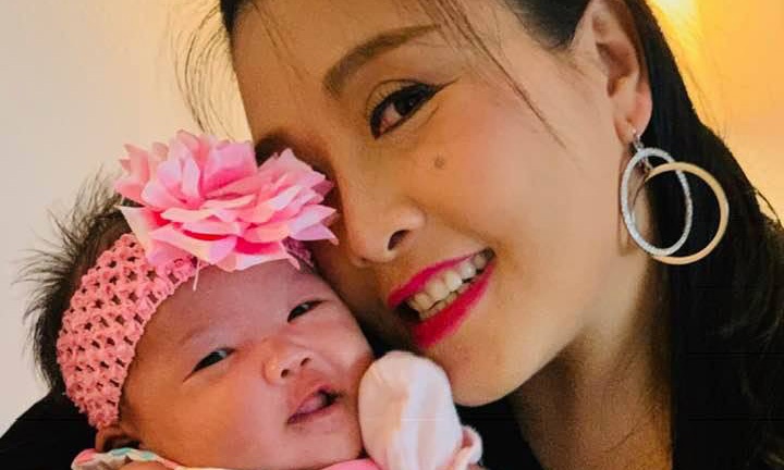 Kiều Oanh cùng cô công chúa nhỏ của mình-  Yến Xuân vừa tròn 1 tháng tuổi.