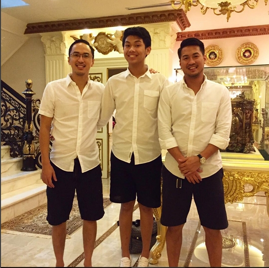 Ba anh em trai: Louis Nguyễn - Philip Nguyễn - Hiếu Nguyễn chụp hình bên nhau trong căn biệt thự của gia đình.