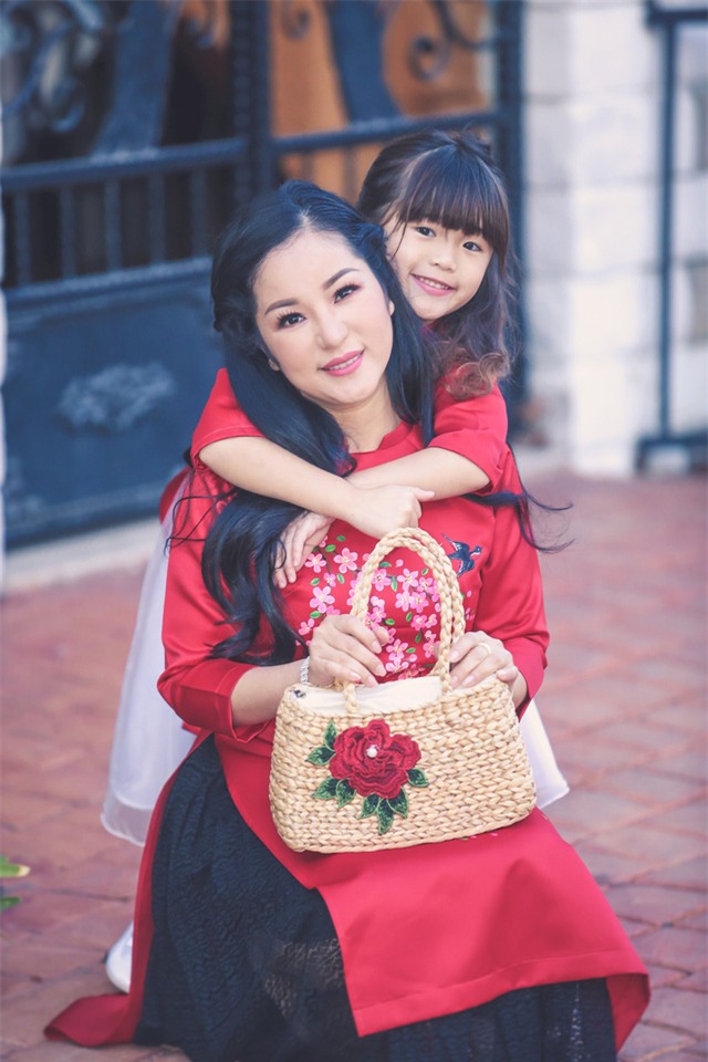 Bé Nguyệt Cát hiện đang học tập tại Mỹ nhưng mỗi năm vào dịp hè Thúy Nga sẽ đưa con gái về Việt Nam để bé không quên quê hương.